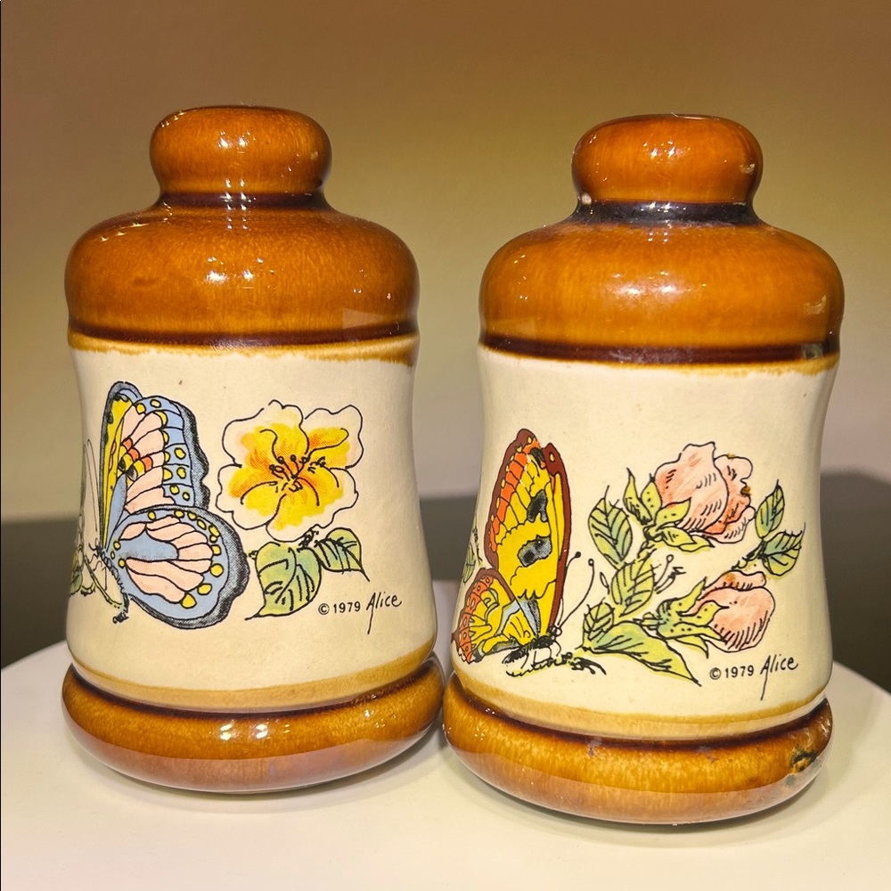 Vintage 1979 Signed Alice Ceramic Butterfly Salt & Pepper Shaker Set, Japan.